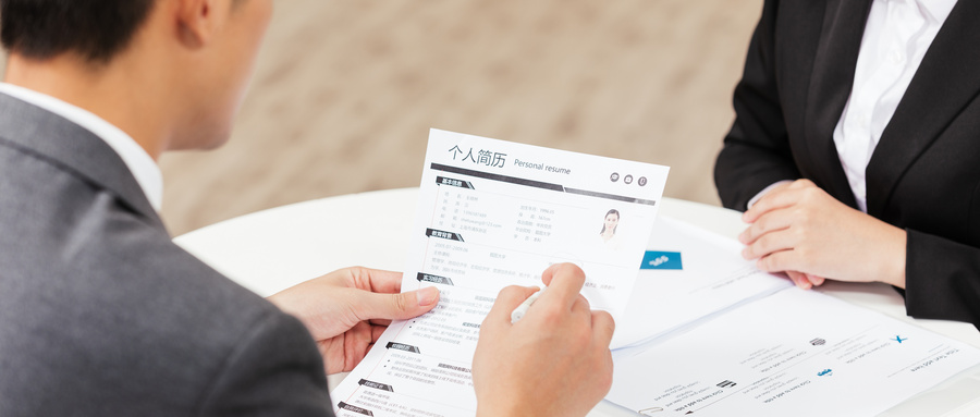 攝圖網_501529647_wx_面試官閱讀簡歷特寫(企業商用).jpg